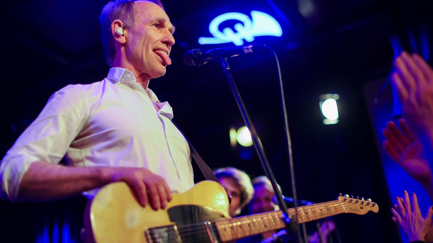 Norbert Leisegang, Frontmann der Band Keimzeit, singt am Dienstagabend im Club Horns Erben. Foto: Jan Woitas/dpa