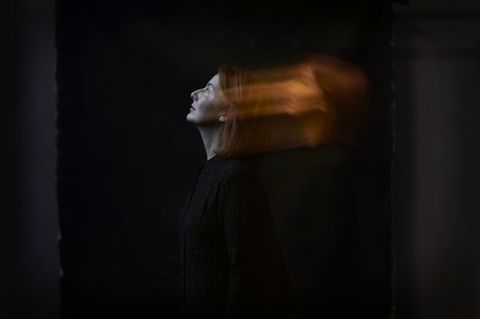 Doppelbelichtung einer Frau, die leicht nach oben schaut