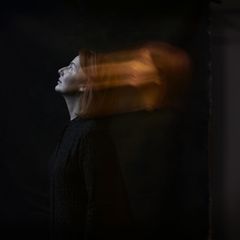 Doppelbelichtung einer Frau, die leicht nach oben schaut