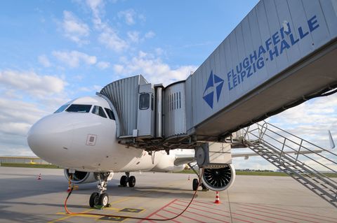 Vom Flughafen Leipzig/Halle aus wurden Georgier in ihr Heimatland abgeschoben. (Symbolbild) Foto: Jan Woitas/dpa