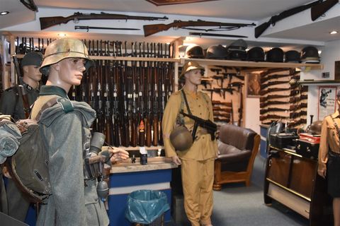 Gegen drei Männer ist nach der Entdeckung des riesigen Waffenlagers Anklage erhoben worden. (Archivbild) Foto: --/Polizei Wupper