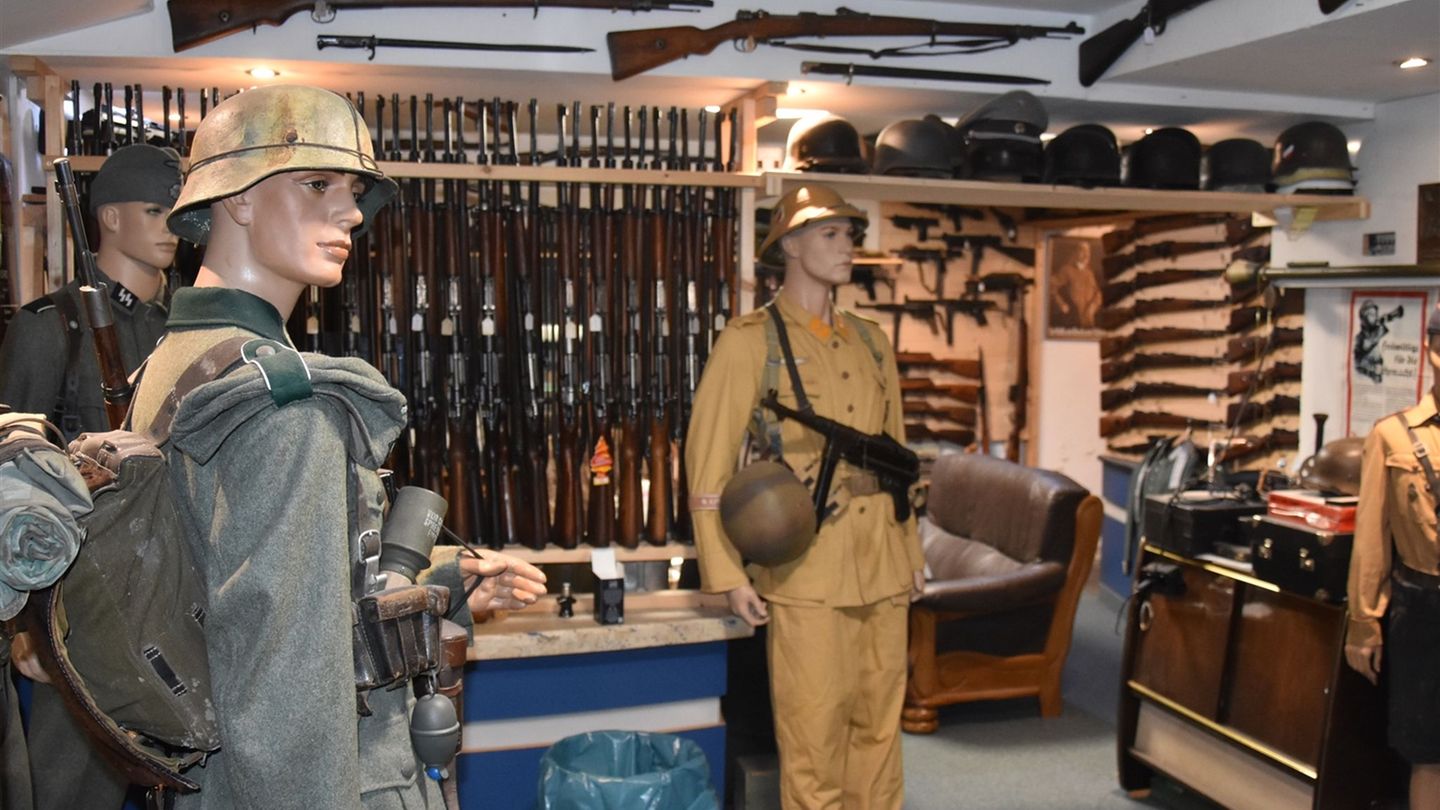 Gegen drei Männer ist nach der Entdeckung des riesigen Waffenlagers Anklage erhoben worden. (Archivbild) Foto: --/Polizei Wupper