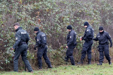 Wiederholt nahm die Polizei den Fundort von Fabians Leiche und das Umfeld unter die Lupe. (Archivbild) Foto: Bernd Wüstneck/dpa