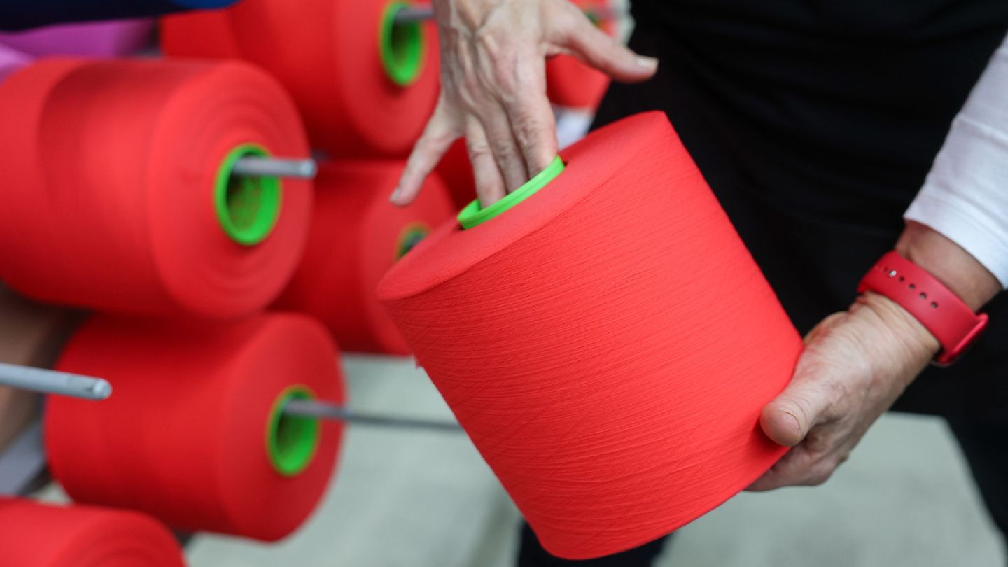 Tarifeinigung: Die Löhne der ostdeutschen Textilarbeiter steigen. (Symbolbild) Foto: Jan Woitas/dpa