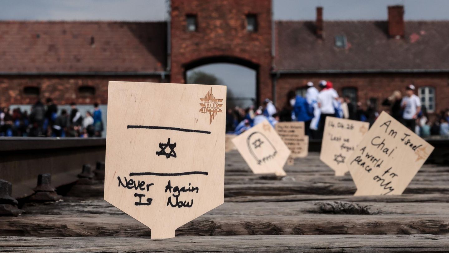 Auschwitz, Polen. „Never again is now“ („Nie wieder ist jetzt“) hat ein Teilnehmer des Marsches der Lebenden auf eine hölzerne Tafel geschrieben, die zwischen zwei Schwellen jener Gleise steht, die zum Eingangstor des einstigen Vernichtungslagers führen. Bei der Veranstaltung gedenken alljährlich tausende Menschen – darunter Holocaust-Überlebende und Opfer antisemitischer Angriffe – der von den Nazis Getöteten, indem sie schweigend von Auschwitz nach Birkenau marschieren.