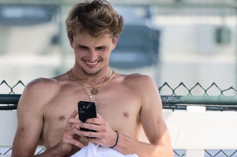 Seine Handynachrichten möchte Zverev lesen, ohne dass diese von Kameras eingefangen werden. (Archivbild) Foto: Maximilian Haupt/