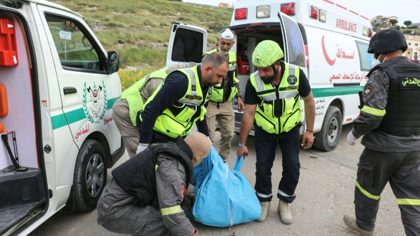 Sanitäter nach israelischem Angriff im Süden des Libanon