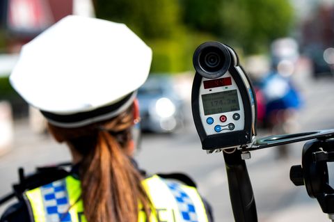 Mit Laserhandmessgeräten, Geschwindigkeitsgroßmessgeräten, Videofahrzeugen und Blitzer-Anhängern wollen Polizei und Kommunen die