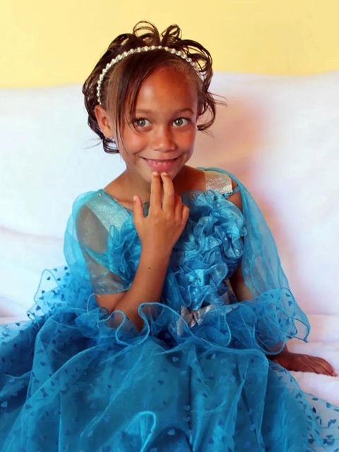 Joshlin Smith in einem blauen Kleid