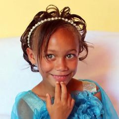 Joshlin Smith in einem blauen Kleid