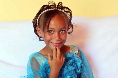 Joshlin Smith in einem blauen Kleid