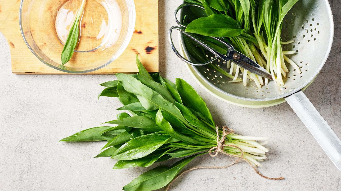 Durch Hitze verliert Bärlauch schnell wichtige Nährstoffe. Daher sollte es am besten roh verzehrt werden.