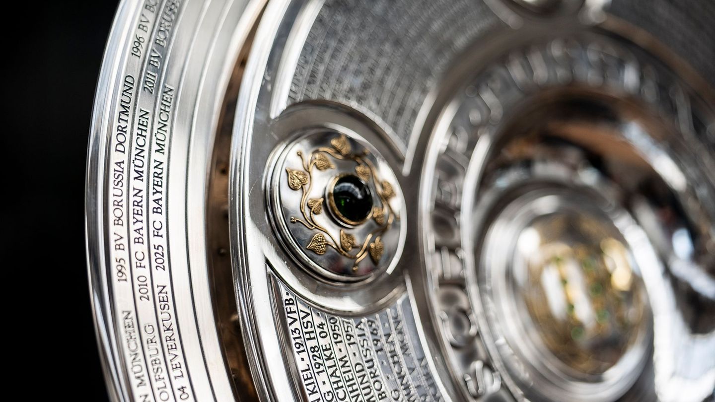 Fußball-Bundesliga: Vor möglichem Bayern-Triumph: Meisterschale vergrößert