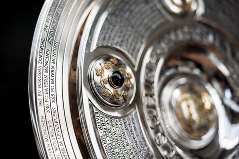 Neuer Außenring für die Meisterschale der Fußball-Bundesliga. Foto: Oliver Hardt/DFL/Getty Images/dpa