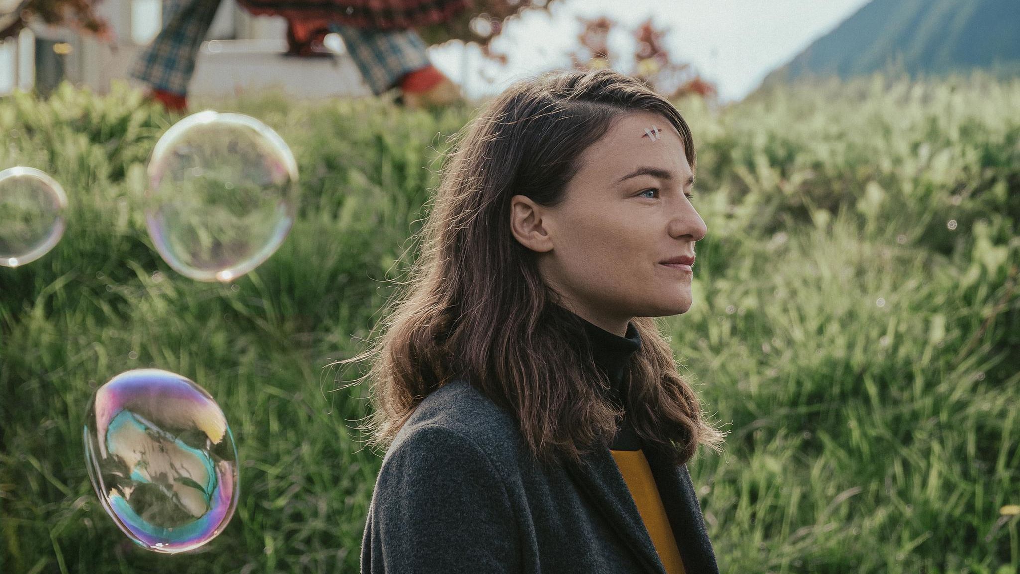 Filmszene aus „Vier minus drei“ mit Valerie Pachner