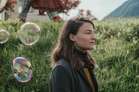 Filmszene aus „Vier minus drei“ mit Valerie Pachner