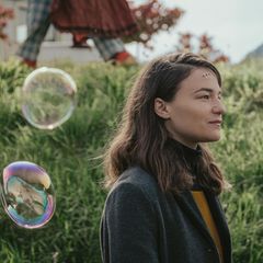 Filmszene aus „Vier minus drei“ mit Valerie Pachner