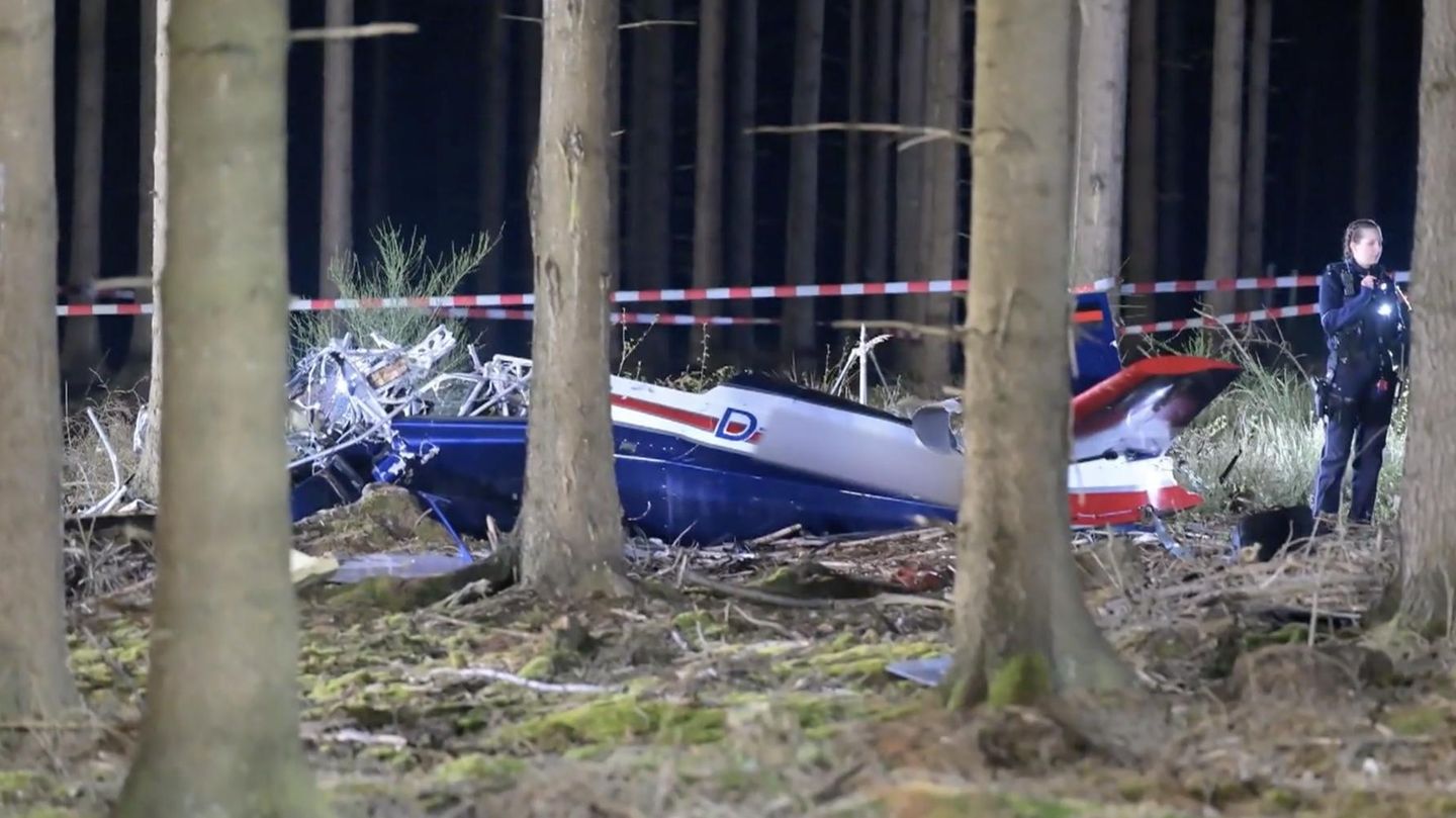 Nordrhein-Westfalen: Wanderer entdeckt abgestürztes Flugzeug im Wald – beide Insassen tot