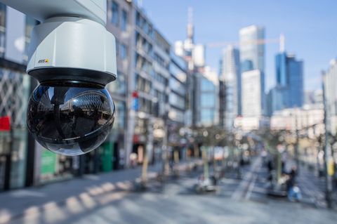 Die neuen Kameras haben eine Zoom-Funktion, mit der Personen auch in Nahaufnahme zu sehen sind. Foto: Andreas Arnold/dpa