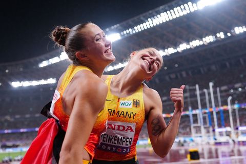 Die deutsche Frauenstaffel über 4 x 100 Meter freut sich über Bronze bei der WM in Tokio. Nun starten Rebekka Haase (links) und