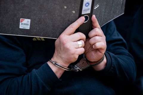 Einer der Angeklagten soll Mitglied der Mafia-Gruppierung 'Ndrangheta sein, der anderer soll ihn teils beim Drogenhandel unterst