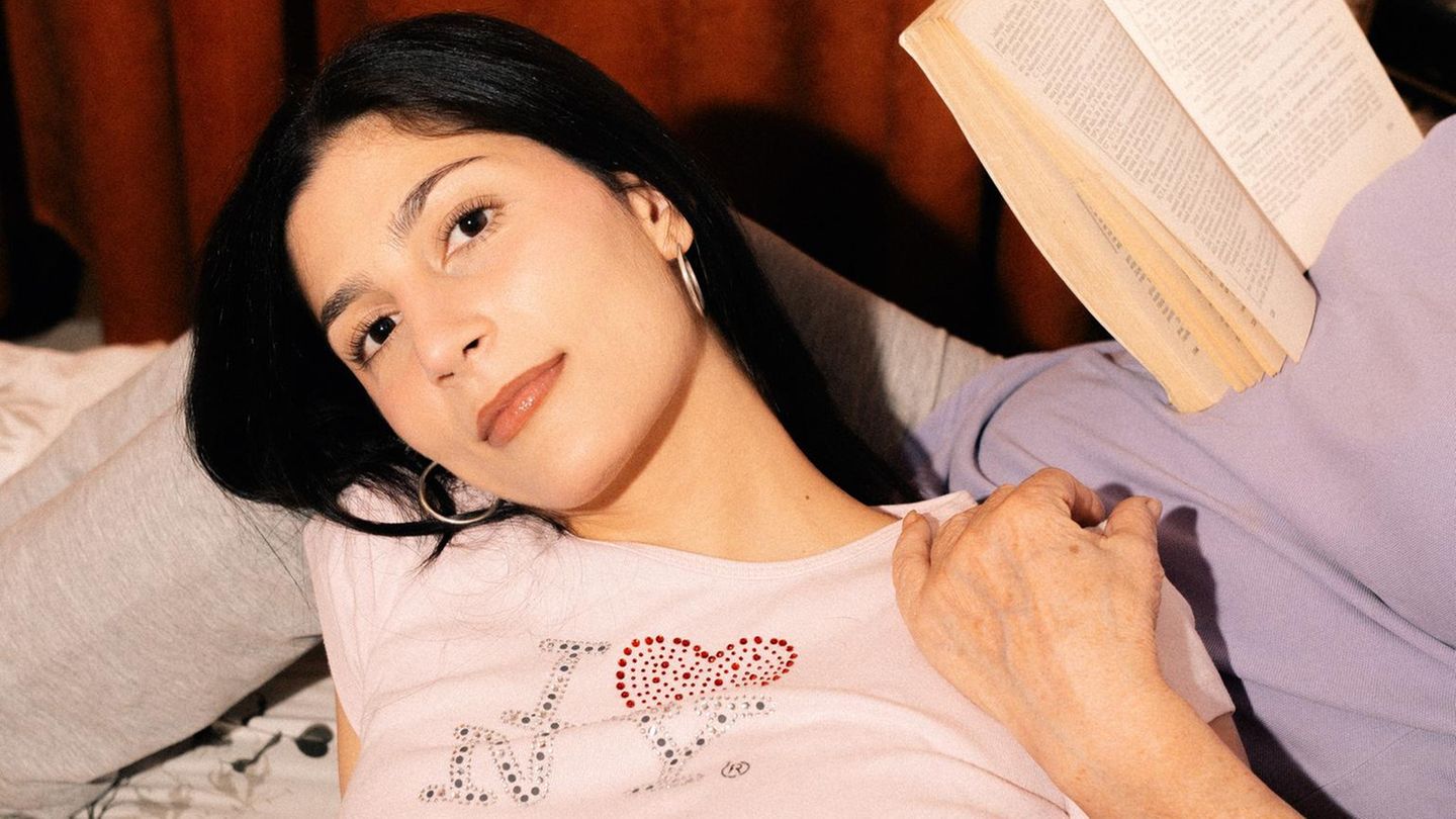 Die Autorin Miriam Davoudvandi, geboren 1992, in Bukarest, wo sie die ersten sechs Lebensjahre aufgewachsen ist.