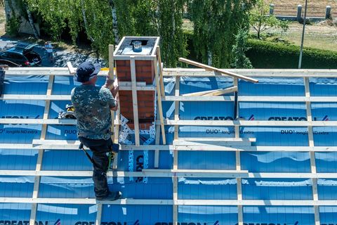 Dachdecker haben von oben einen guten Überblick. (Symbolbild) Foto: Frank Hammerschmidt/dpa