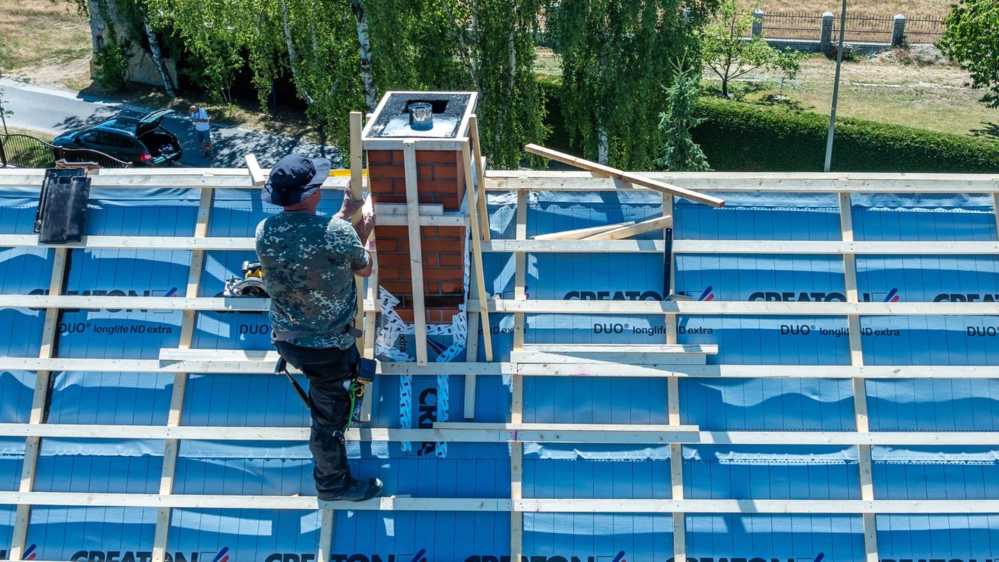 Dachdecker haben von oben einen guten Überblick. (Symbolbild) Foto: Frank Hammerschmidt/dpa