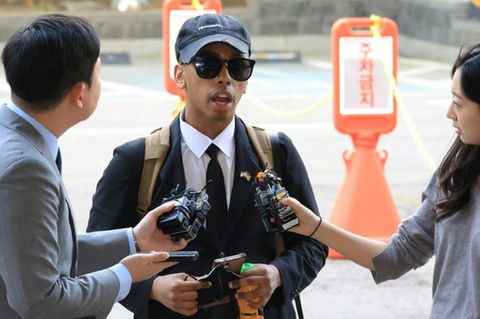 Johnny Somali vor Reportern bei seiner Ankunft am Gericht