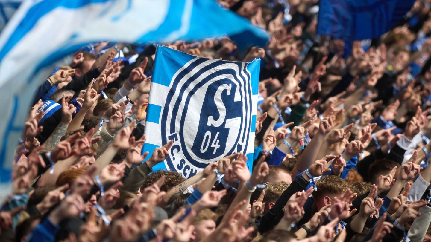 Die Schalker Fans dürfen über die Aufwärm-Musik mitentscheiden (Archivbild). Foto: Bernd Thissen/dpa