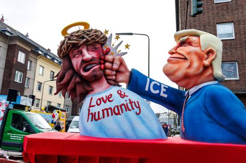 Karnavalswagen mit Trump, der Jesus einen Kinnhaken verpasst