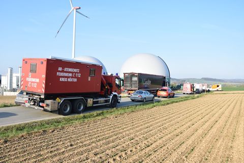 Freiwillige Feuerwehren aus der Umgebung sind vor Ort. Foto: Jörn Fries/dpa
