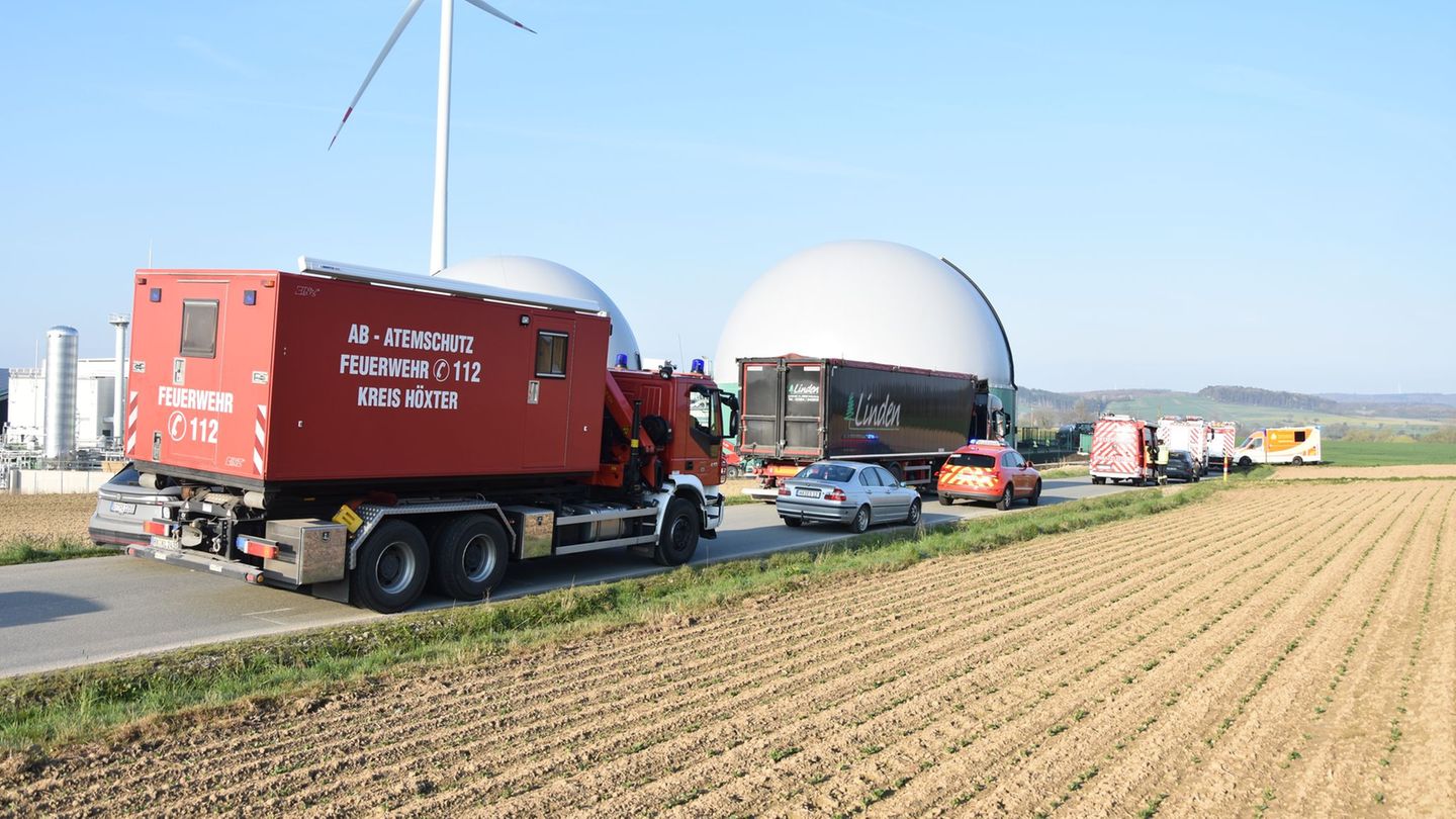 Freiwillige Feuerwehren aus der Umgebung sind vor Ort. Foto: Jörn Fries/dpa