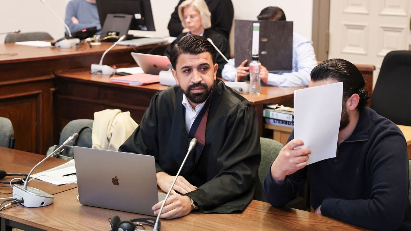 Die beiden Angeklagte haben ihre Beteiligung an einer Geiselnahme eingeräumt. Foto: Christian Charisius/dpa