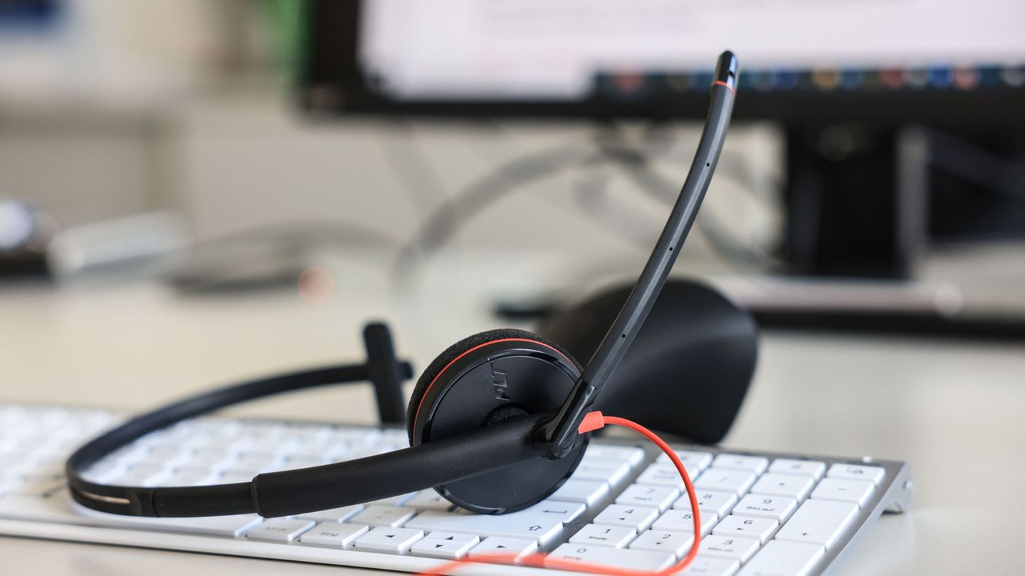 Die Servicehotline wird in fünf Städten angeboten und soll ausgeweitet werden. (Symbolbild) Foto: Oliver Berg/dpa