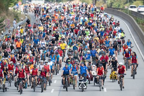 Die Unterschriften für die Initiative wurden im Sommer 2022 mit einem spektakulären Fahrradkorso über die Autobahn 66 nach Wiesb