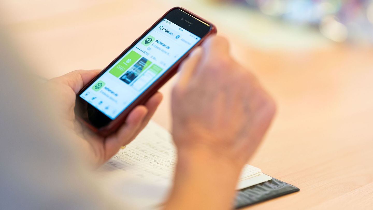 Ein etwas älteres Smartphone-Modell, noch voll funktionsfähig - was passiert damit, wenn die Nutzerin ein neueres Modell bekommt