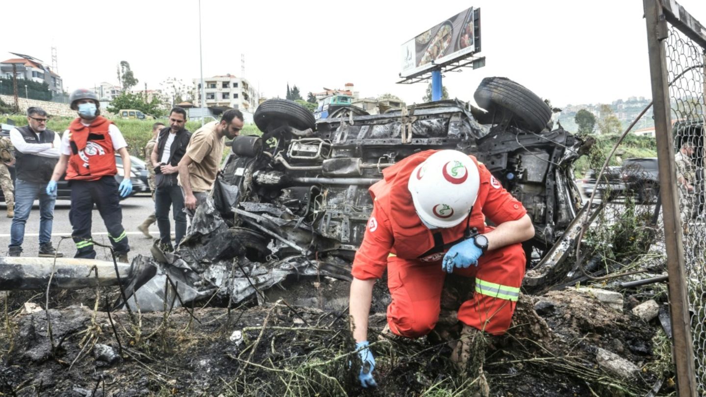 Zerstörtes Fahrzeug in Dschijeh