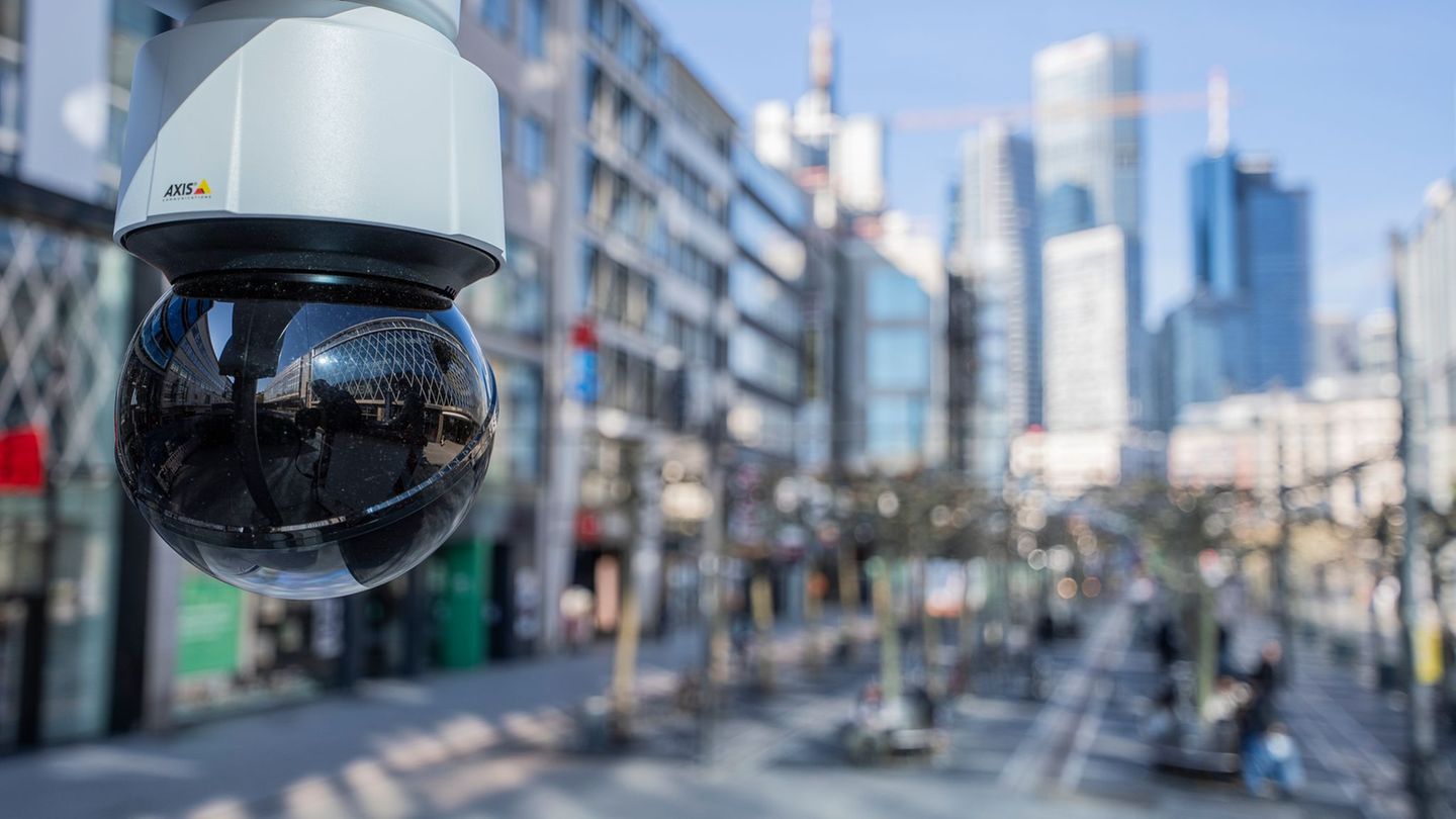Mit den Kameras kann man auch zoomen, um Menschen in Nahaufnahme zu sehen. Foto: Andreas Arnold/dpa