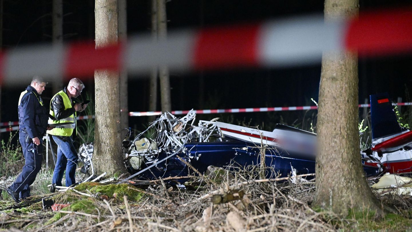 Kreis Düren: Nach Absturz von Kleinflugzeug nahe Aachen: Identität beider Toter geklärt