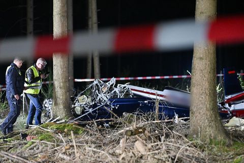 Einsatzkräfte untersuchen ein abgestürztes Kleinflugzeug bei Hürtgenwald im Kreis Düren bei Aachen