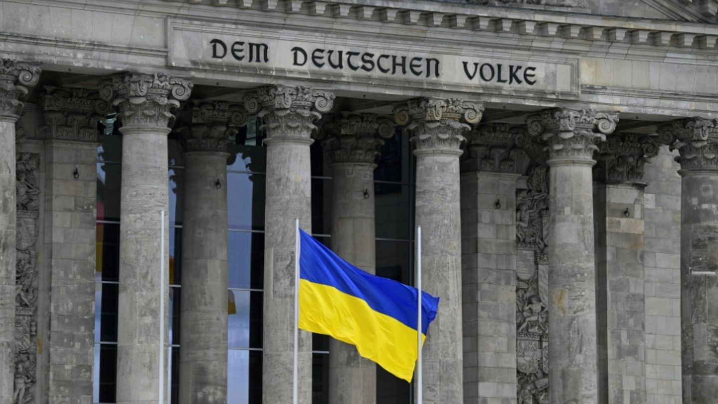 Ukraine-Flagge vor Bundestag