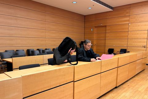 Mitten im Sommer ließ ein Vater sein Baby in einem verschlossenen Auto zurück. (Archivbild) Foto: Angelika Resenhoeft/dpa