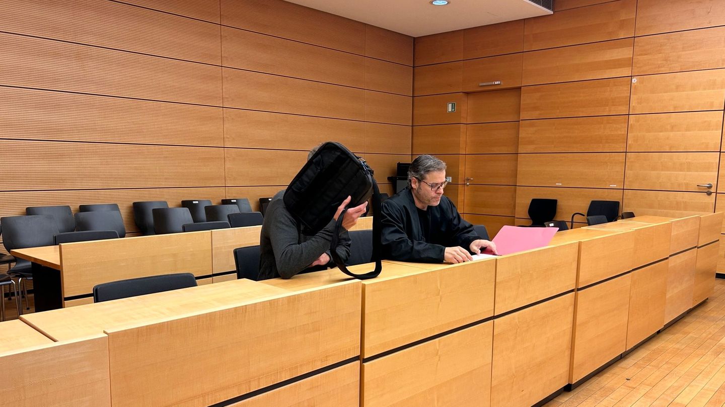 Mitten im Sommer ließ ein Vater sein Baby in einem verschlossenen Auto zurück. (Archivbild) Foto: Angelika Resenhoeft/dpa