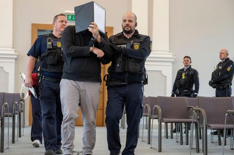 Prozess wegen Kindesmissbrauch am Landgericht Ellwangen: Der Angeklagte Koranlehrer, Volkan D., wird in den Gerichtssaal geführt