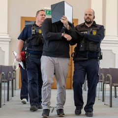 Prozess wegen Kindesmissbrauch am Landgericht Ellwangen: Der Angeklagte Koranlehrer, Volkan D., wird in den Gerichtssaal geführt