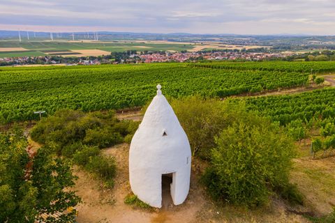 Ein Trullo steht in den Weinbergen. Wanderwege und Wein gehören zu den Attraktionen in Rheinland-Pfalz. (Archivbild) Foto: Andre