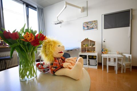 In einem geschützten Raum können Kinder bei Verdacht auf Missbrauch untersucht werden. Foto: Bernd von Jutrczenka/dpa