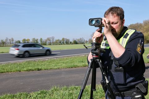 Mit dem Blitzmarathon soll die Sicherheit auf Bayerns Straßen erhöht werden - zu hohes Tempo fordert jedes Jahr viele Todesopfer