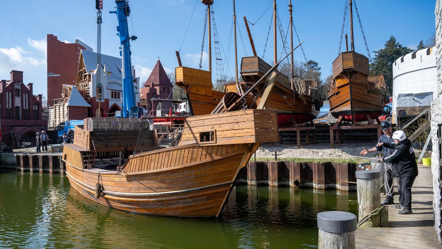 Auch bei der Auffühhrung des Stücks "Likedeeler" spielen die Koggen eine wichtige Rolle. Foto: Stefan Sauer/dpa